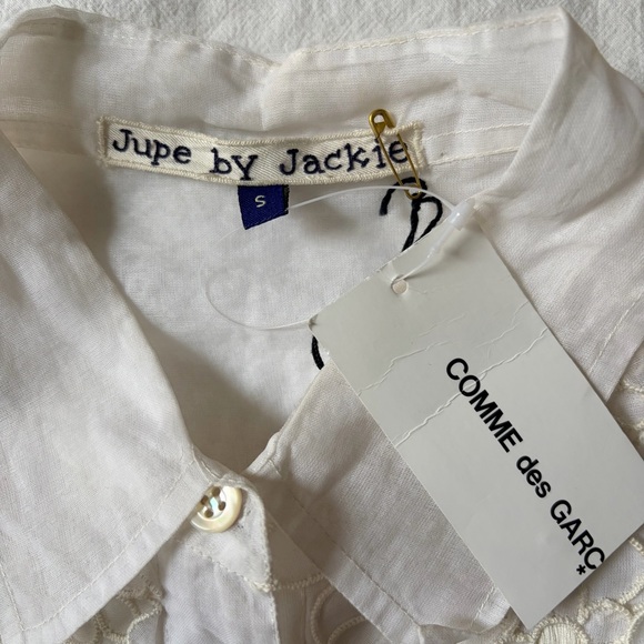 Jupe by Jackie x Comme Des Garçons White Floral Embroidered Button-Up Shirt - Picture 4 of 9